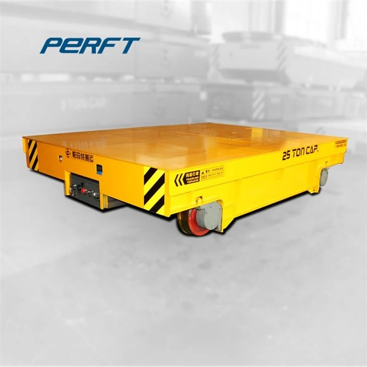 Transport perfecte de vagons de ferrocarril per transportar materials de la zona de descàrrega dins del magatzem